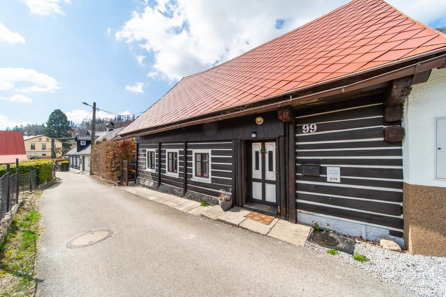 Roubenka, uliční strana, chalupa Černý Důl, Krkonoše