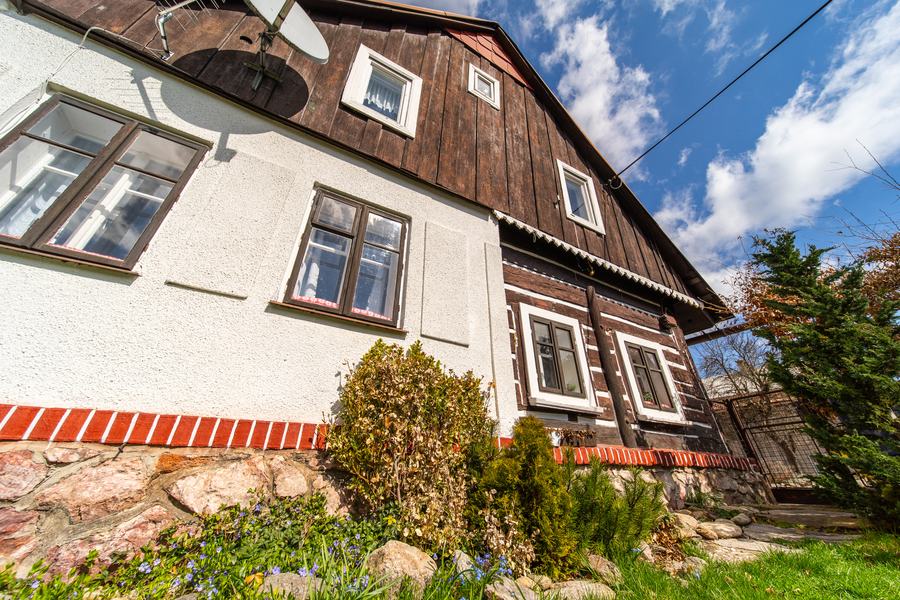 Okna a skalka, chalupa Černý Důl, Krkonoše